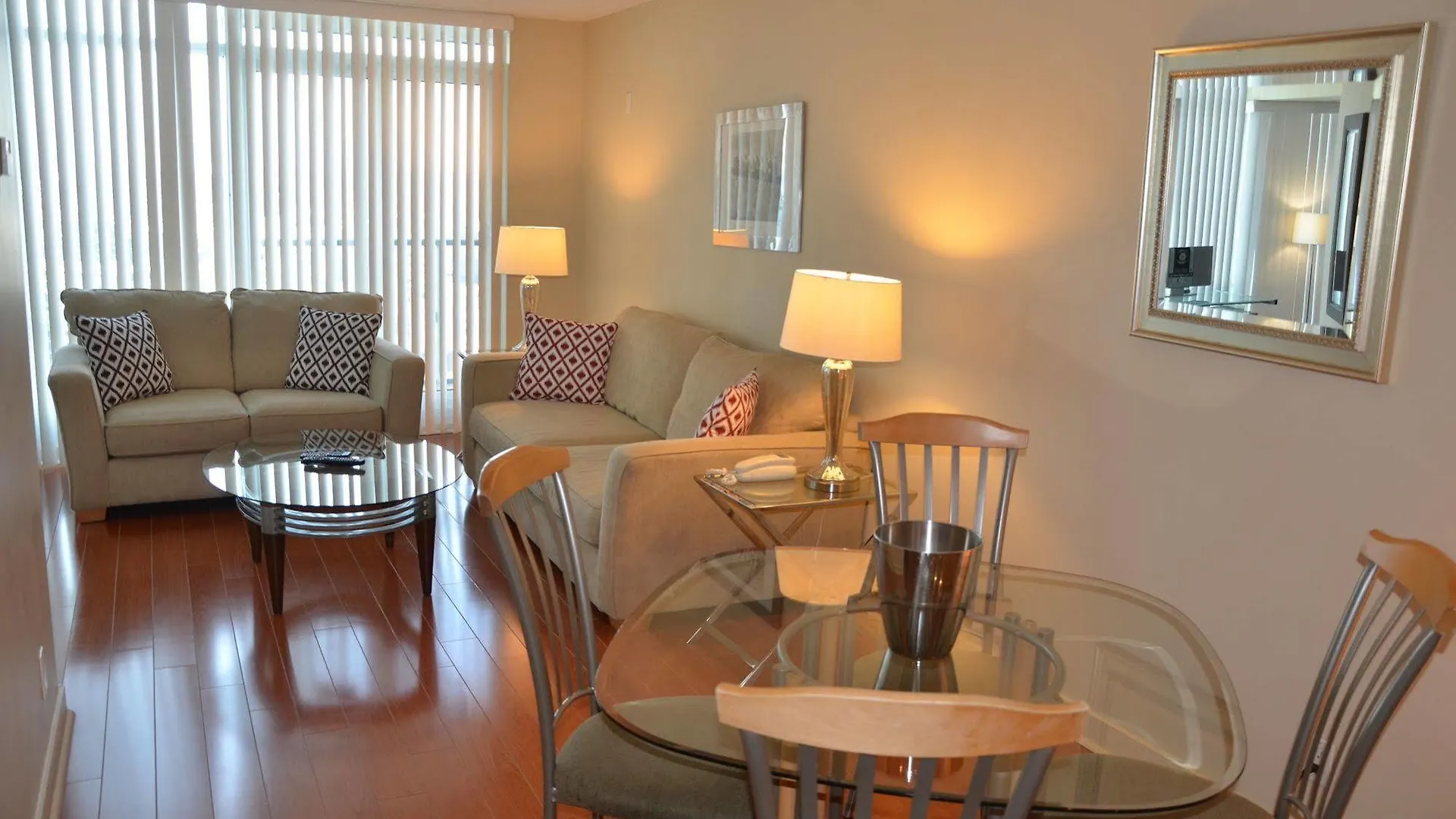 Skydome Furnished Residences 0*, Toronto